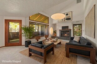 8949 SW Fairview Pl in Portland, OR - Building Photo