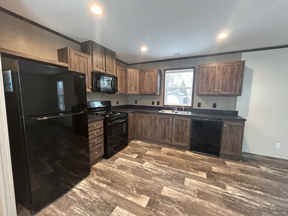 2481 Pajot Rd in Kawkawlin, MI - Building Photo