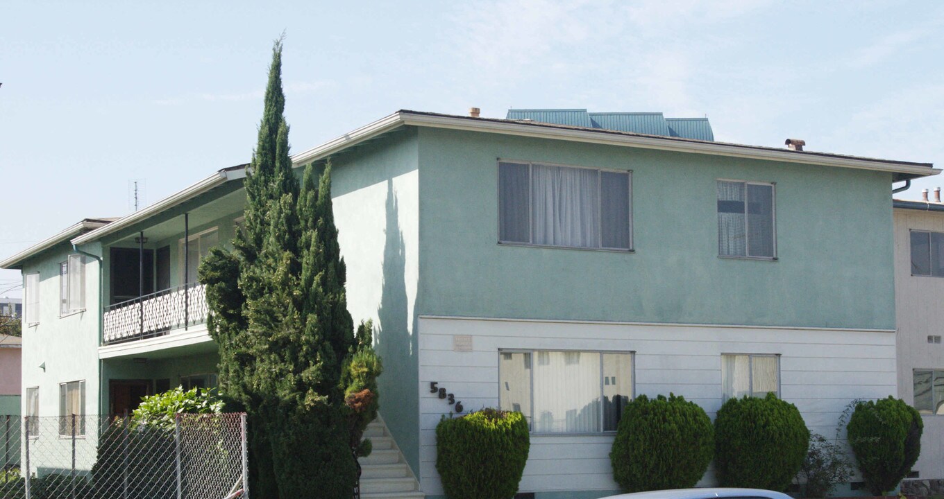 5836 W 95th St in Los Angeles, CA - Foto de edificio