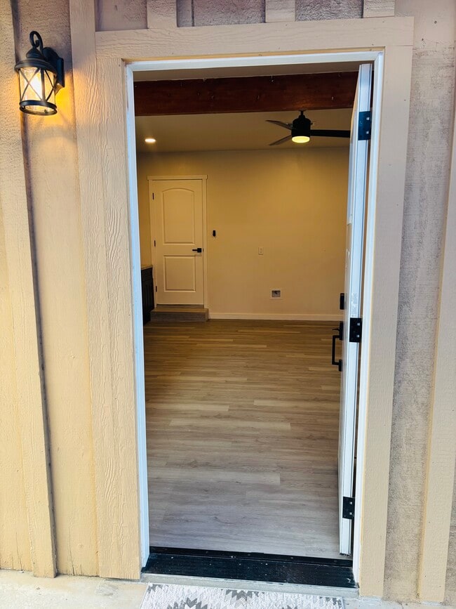 1550 N Cypress Ave, Unit Attached Unit in Ontario, CA - Building Photo - Building Photo