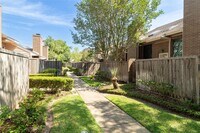 13808 Hollowgreen Dr photo'