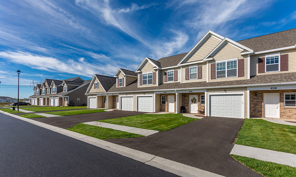 Woodland Acres Townhomes in Liverpool, NY - Building Photo