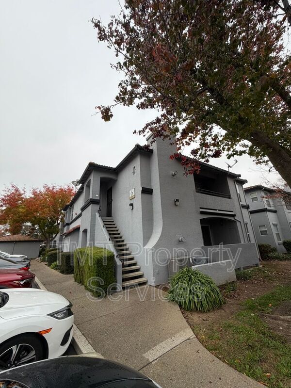 5201 Laguna Oaks Dr in Elk Grove, CA - Building Photo - Building Photo