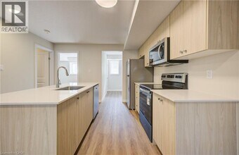 410 Northfield Dr W in Waterloo, ON - Building Photo - Building Photo