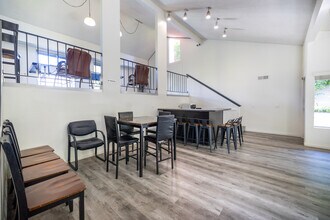 Woodland House Apartments in Woodland Hills, CA - Foto de edificio - Building Photo