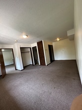 320 Oak Ave N in Thief River Falls, MN - Building Photo - Building Photo
