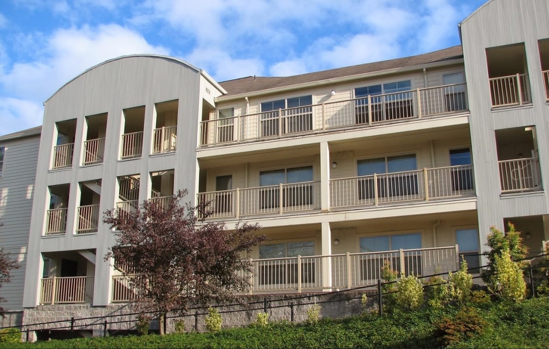 Villas on the Lake in Tualatin, OR - Building Photo