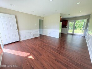 10806 Milwaukee Way in Louisville, KY - Foto de edificio - Building Photo