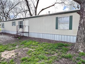 102 S 17th St in Mannsville, OK - Building Photo