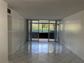 8841 W Flagler St in Miami, FL - Foto de edificio - Building Photo
