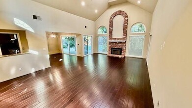 564 E Braddock Dr in Fresno, CA - Building Photo - Building Photo