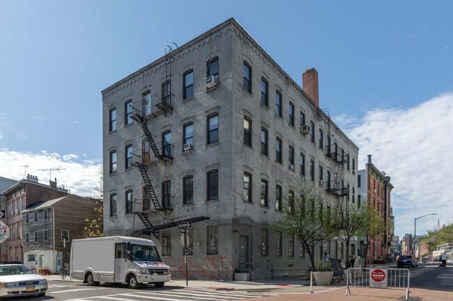 235 Berry St in Brooklyn, NY - Foto de edificio - Building Photo