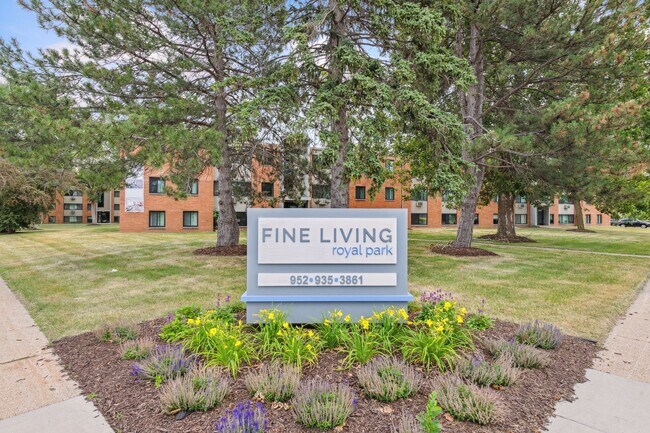 Fine Living at Aquila Park & Royal Park in St. Louis Park, MN - Foto de edificio - Building Photo