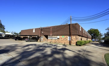 Olde Oaks Apartments in Clute, TX - Foto de edificio - Building Photo