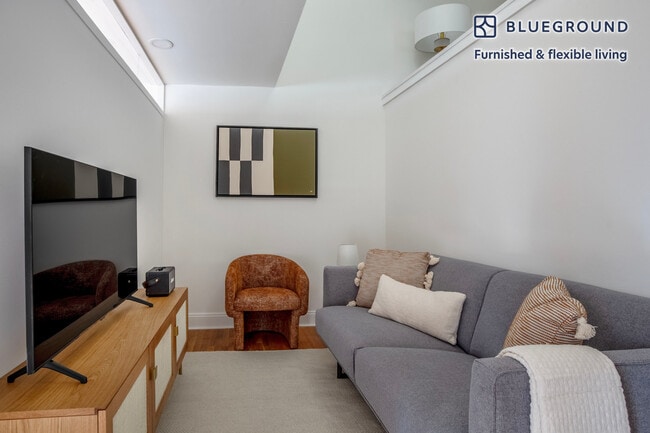 123 E 54th St