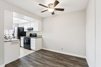 700 E Cedar Ave in Burbank, CA - Building Photo - Building Photo