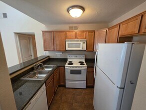 9325 W Desert Inn Rd in Las Vegas, NV - Building Photo - Building Photo