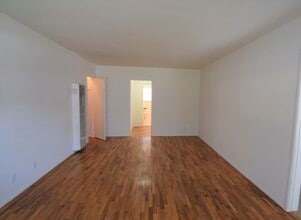 5220 Radford Ave in Los Angeles, CA - Foto de edificio - Building Photo