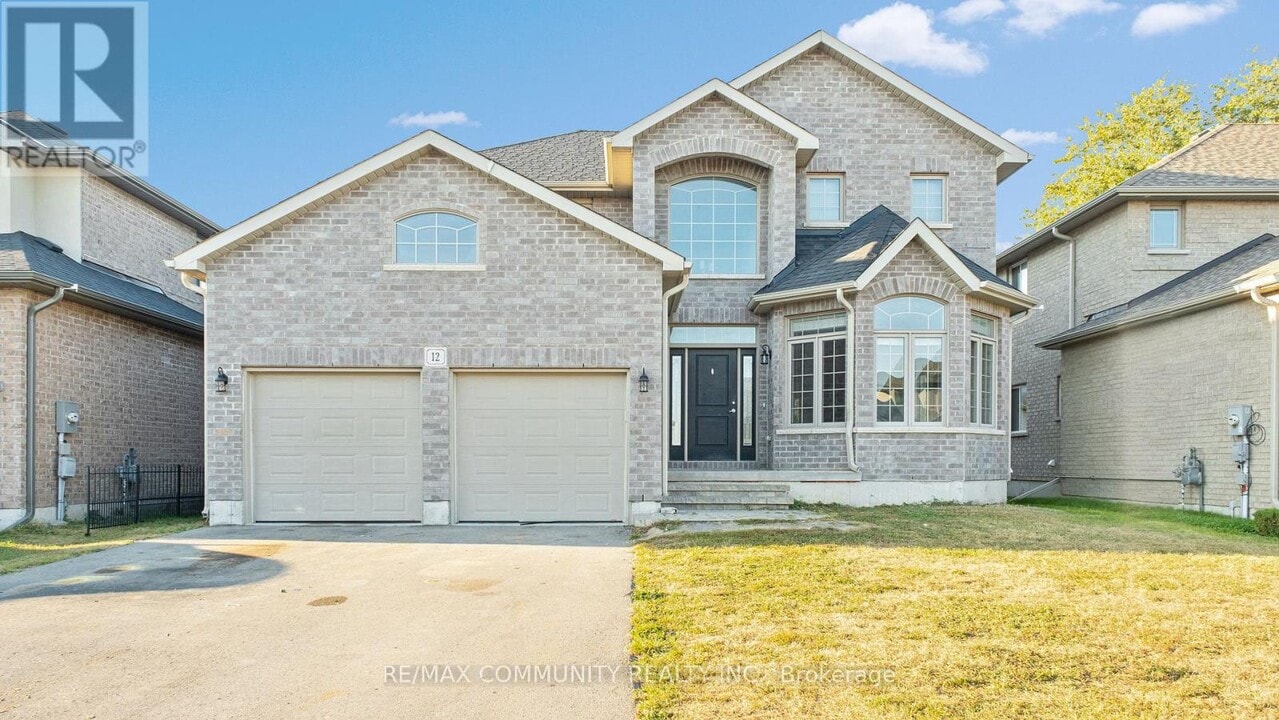 12 Laurel St in Belleville, ON - Building Photo