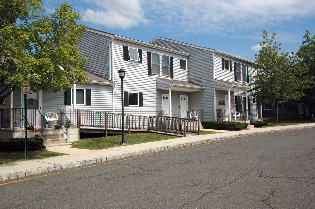 Pluckemin Park in Bedminster, NJ - Building Photo