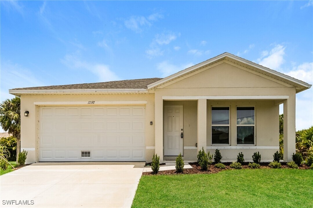 17197 Seashore Ave in Port Charlotte, FL - Foto de edificio