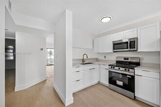 4198 Lakeside Dr in Tamarac, FL - Building Photo - Building Photo