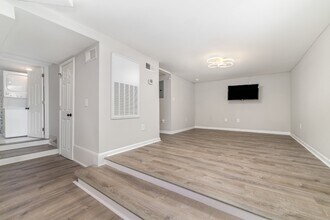 6037 Ingleside Dr in Charlotte, NC - Building Photo - Building Photo