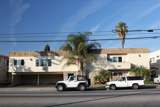 14835 Vanowen St in Van Nuys, CA - Building Photo - Building Photo