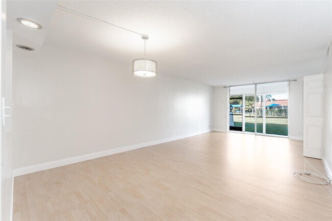 9523 S Hollybrook Lake Dr in Pembroke Pines, FL - Building Photo - Building Photo