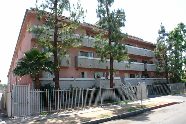 Rayen Street Townhomes in North Hills, CA - Foto de edificio - Building Photo