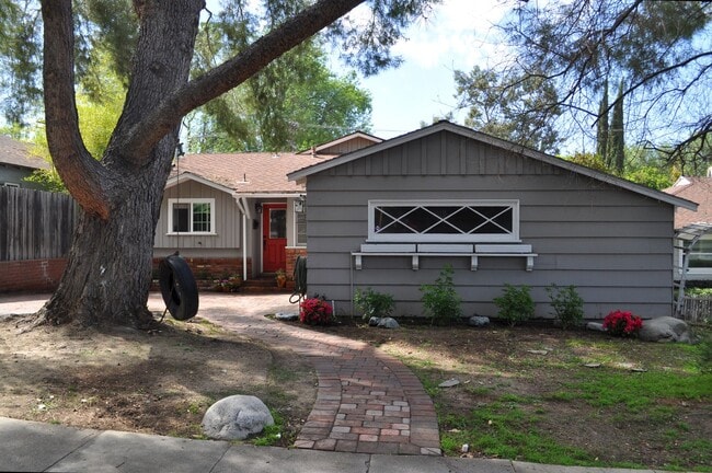 4707 Santa Lucia Dr in Woodland Hills, CA - Building Photo - Building Photo