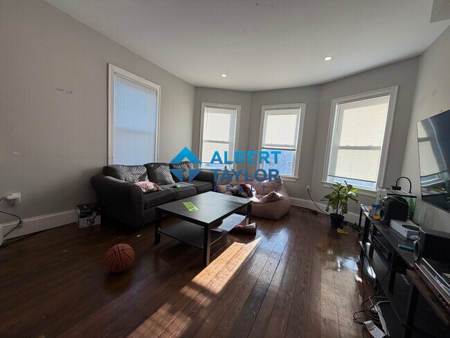 71 Hillside St, Unit 3 in Boston, MA - Foto de edificio - Building Photo