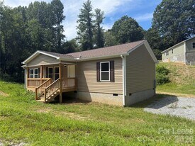 204 Oscelake Way in Hendersonville, NC - Building Photo