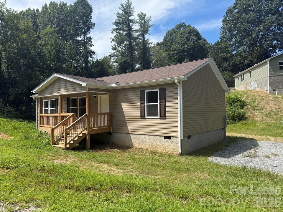 204 Oscelake Way in Hendersonville, NC - Building Photo
