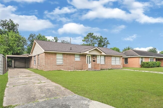 702 Alta Vista Dr in Pasadena, TX - Foto de edificio - Building Photo