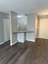 81 W Lake Dr in Middletown, CT - Building Photo