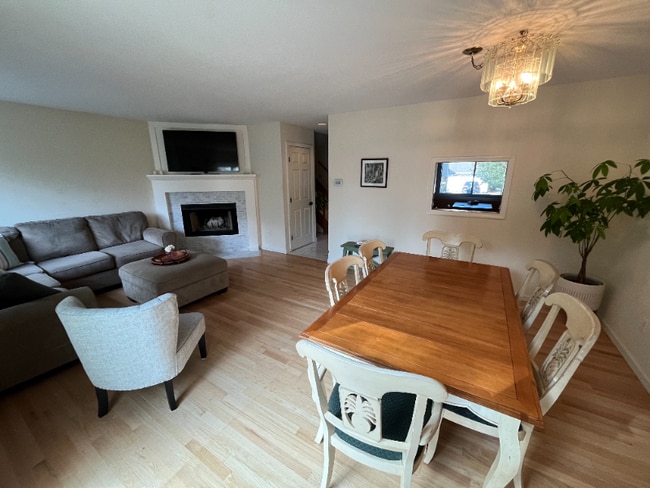 62 Fox Run Ct in Newington, CT - Foto de edificio - Building Photo