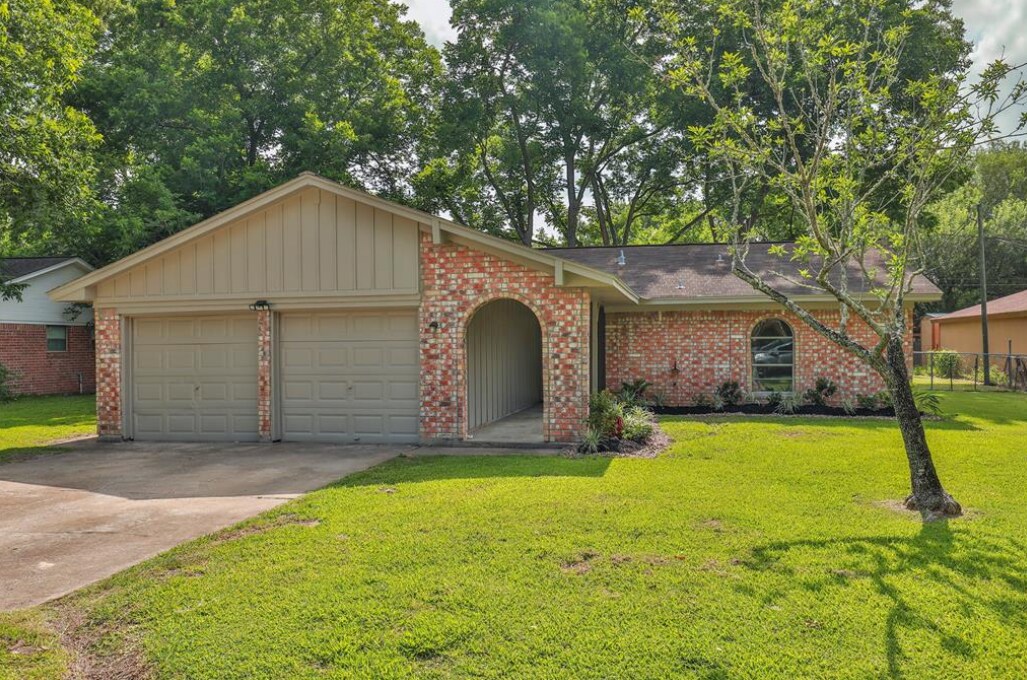 409 Mary Ln in Highlands, TX - Building Photo