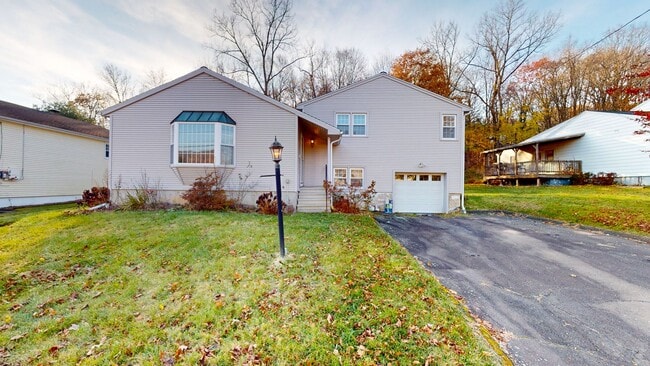 80 Luciani Rd in Woodbridge, CT - Building Photo - Building Photo