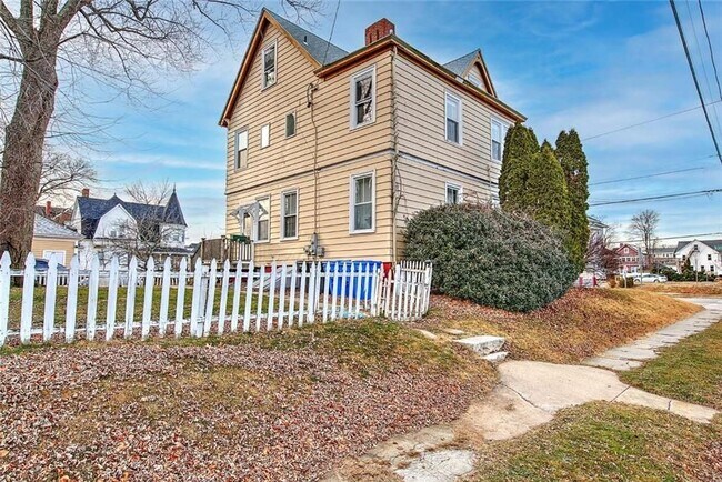 130 Norwood Ave in Cranston, RI - Building Photo - Building Photo