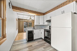 1515 Longwood Dr in Mayfield Heights, OH - Foto de edificio - Building Photo