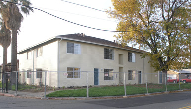 Courtyard Village in West Sacramento, CA - Building Photo - Building Photo