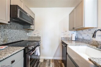 4625 Bayshore Dr in Naples, FL - Building Photo - Building Photo