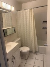 2424 E Webster Pl, Unit 210 in Milwaukee, WI - Building Photo - Building Photo