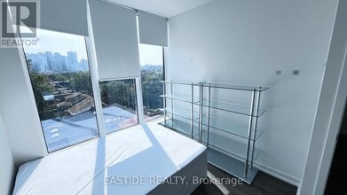 203 College St in Toronto, ON - Building Photo - Building Photo
