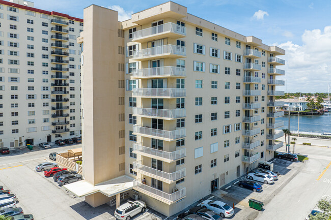 Stratford Towers in Hollywood, FL - Foto de edificio - Building Photo