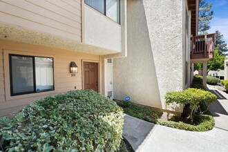 5720 Owensmouth Ave, Unit 148 in Woodland Hills, CA - Building Photo - Building Photo
