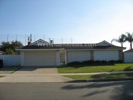 928 E Vista del Playa Ave in Orange, CA - Building Photo