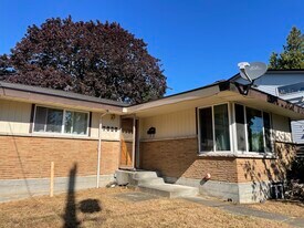 7025 Ravenna Ave NE in Seattle, WA - Building Photo