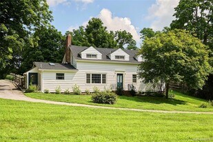 41 Seelbach Ln in Staatsburg, NY - Building Photo